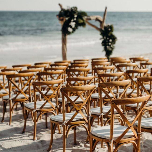 UNICO Wedding chairs setup